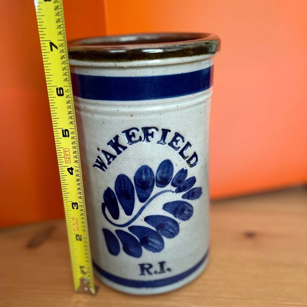 Wakefield R.I. Blue and White Utensil Crock - Picture 2 of 4